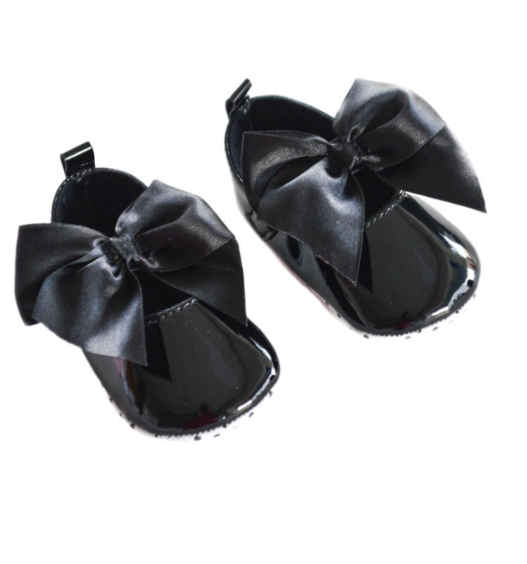 Black  soft sole bow pram shoes